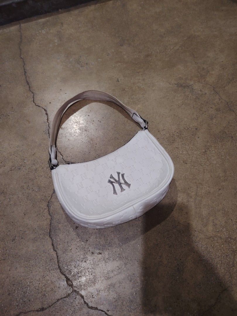 MLB New York Yankees Monogram White Shoulder Bag (Category: Shoulder Bags) located in San Jose del Monte. Submitted by klowiboy (Listing ID 1466336017, Image 2). Description: MLB Hand bag In Good Condition✅️ Color Rate: 10/10 599 ONLY MOP: GCASH MOD: JNT.