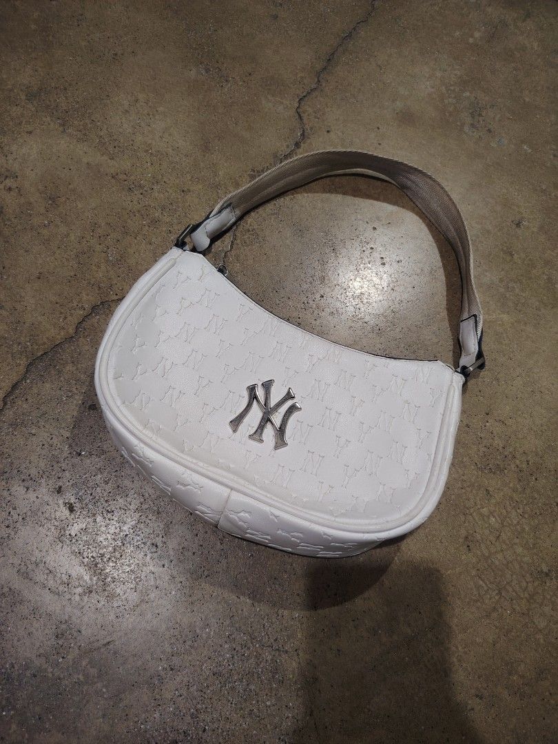 MLB New York Yankees Monogram White Shoulder Bag (Category: Shoulder Bags) located in San Jose del Monte. Submitted by klowiboy (Listing ID 1466336017, Image 1). Description: MLB Hand bag In Good Condition✅️ Color Rate: 10/10 599 ONLY MOP: GCASH MOD: JNT.