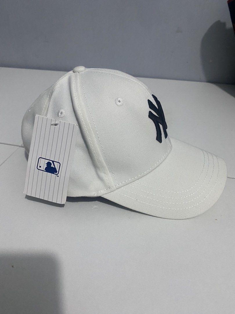 MLB New York Yankees White Cap (Category: Caps & Hats) located in San Pablo. Submitted by gt_vault (Listing ID 1466253076, Image 2). Description: LAST STOCK Condition: Brand new Issue: None Authenticity not guaranteed for safety. White MLB New York Yankees baseball cap. Embroidered NY logo on the front with subtle script lettering. Adjustable strap at the back. Material includes polyester and wool mix. Inner taping with Major League Baseball bran