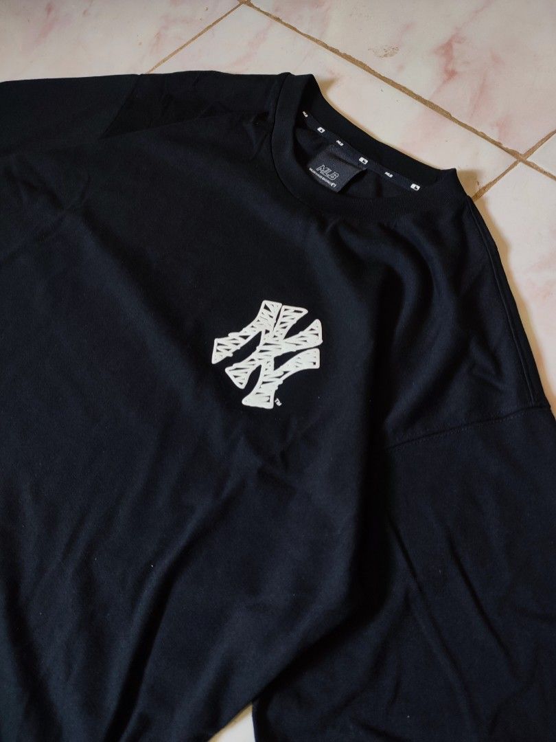 MLB T Shirt (Category: Tshirts & Polo Shirts ) located in Manila. Submitted by gianmartinez.1e1ac0 (Listing ID 1462064404, Image 1). Description: ₱450 + Sf Size: L Excellent condition, Like new No issues.