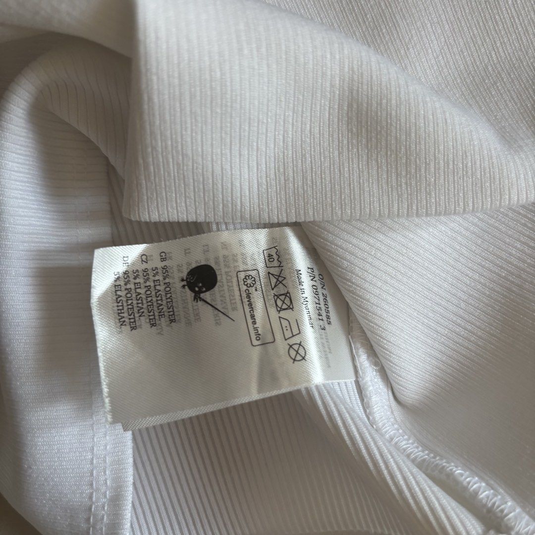 Monki White Crop Tank Top (Category: Sleeveless) located in Binan City. Submitted by myprelovedhaul (Listing ID 1466198318, Image 3). Description: - fits xs to small! - no when worn photos! - last price posted! - please message only if sure buyer! - limited replies only. - Available unless mark as sold. - Ship via j&t or lalamove for same day. -Mode of payment: Gcash 📍Biñan Laguna .