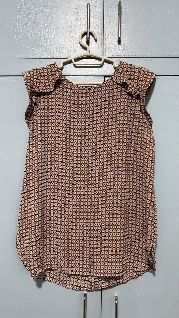M&S Collection Brown Patterned Sleeveless Blouse Size M (Category: Blouses) located in Quezon City. Submitted by amogz (Listing ID 1466325031, Image 1). Description: M&S Collection sleeveless brown blouse in Medium with a geometric print, flutter ruffle cap sleeves, and keyhole back closure. Lightweight and versatile for work or casual wear..