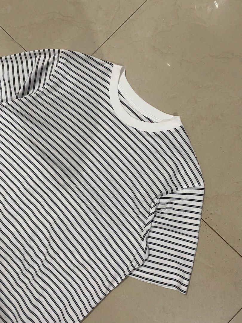 MUJI WHITE STRIPES CREWNECK TEE (Category: Tshirts & Polo Shirts ) located in Talisay. Submitted by hustlethrift_2600 (Listing ID 1466207963, Image 2). Description: MUJI WHITE STRIPES CREWNECK TEE SMALL ON TAG BEST FIT M 20-21 W 26.5 L EXCELLENT CONDITION 9.9/10 COLOR RATE NO ISSUE - 449 🏷️.