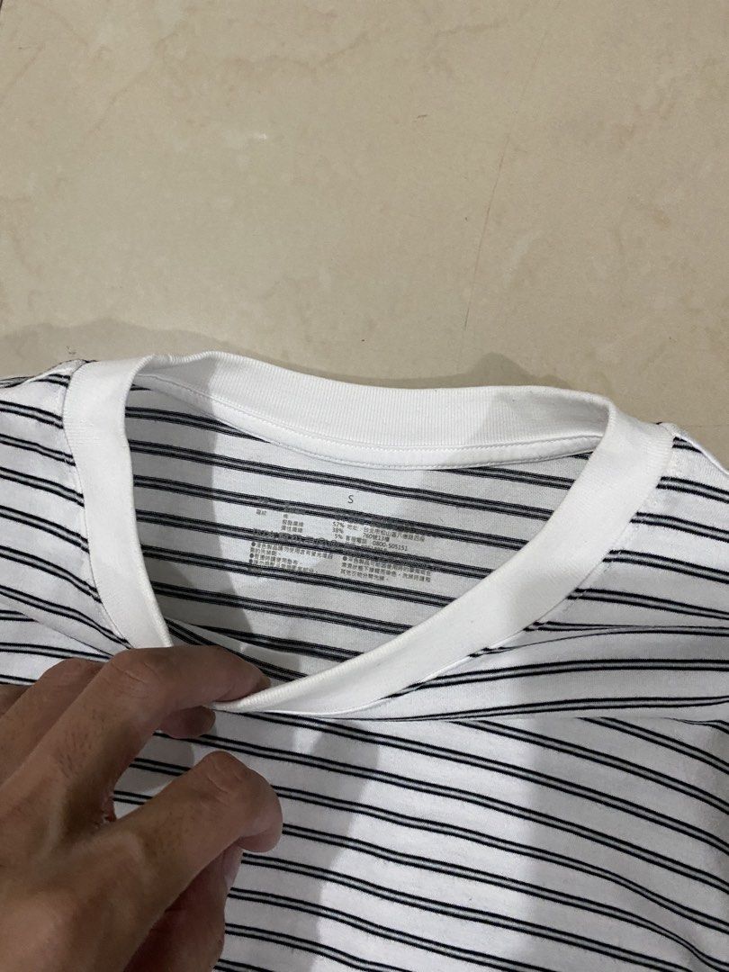 MUJI WHITE STRIPES CREWNECK TEE (Category: Tshirts & Polo Shirts ) located in Talisay. Submitted by hustlethrift_2600 (Listing ID 1466207963, Image 3). Description: MUJI WHITE STRIPES CREWNECK TEE SMALL ON TAG BEST FIT M 20-21 W 26.5 L EXCELLENT CONDITION 9.9/10 COLOR RATE NO ISSUE - 449 🏷️.