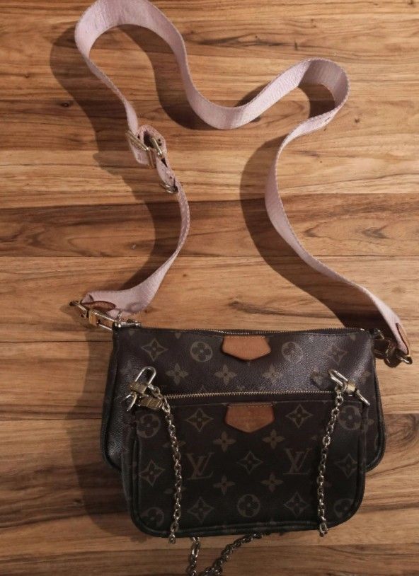 Multi Pochette Accessoires Monogram Canvas crossbody bag❣️ (Category: Luxury Bags & Wallets) located in Danao, Cebu. Submitted by wildbear-27a149 (Listing ID 1466196266, Image 2). Description: Multi Pochette Accessoires Monogram Canvas crossbody bag. 📌Preloved 📌Authenticity not Guarantee.