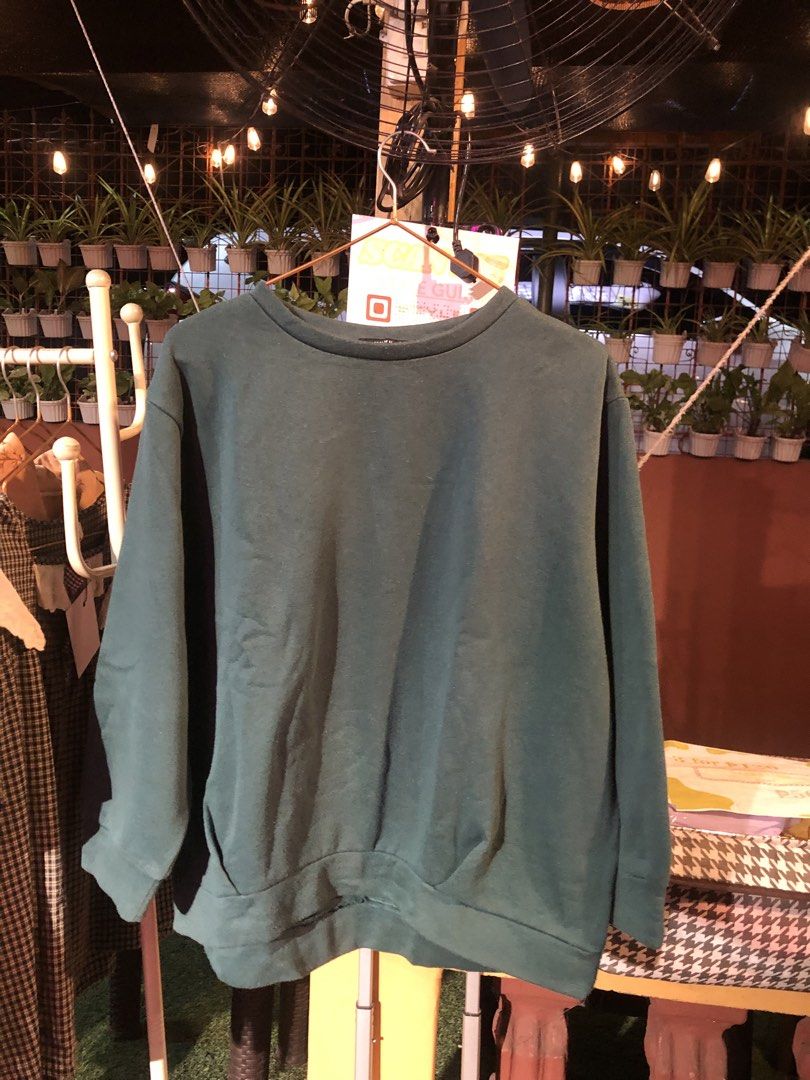 MUMU & Co. Dark Green Sweatshirt (Category: Coats, Jackets and Outerwear) located in Cauayan City . Submitted by wholly.craaaft (Listing ID 1466191053, Image 1). Description: Green long-sleeve sweatshirt from MUMU & Co. Crew neck design with ribbed cuffs and hem. Solid color on the main body with contrasting darker side panels. Relaxed fit, easy to pull on for daily wear. Soft cotton blend material inside and out..