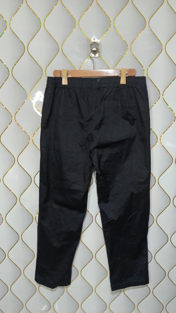 NET Black Drawstring Casual Pants (Category: Joggers) located in Manila. Submitted by zariyah.1986 (Listing ID 1466206186, Image 3). Description: NET black casual pants in size L. Features an elastic drawstring waist, 3 pockets, and a comfortable cotton blend with a straight leg cut. Great for everyday wear. .
