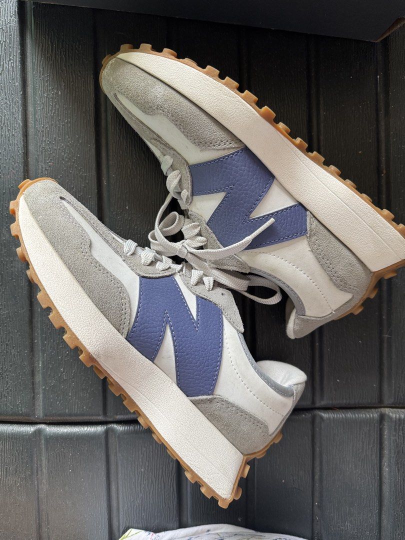 New Balance 327 (Category: Sneakers) located in Manila. Submitted by dccorpuz (Listing ID 1466167194, Image 2). Description: New Balance 327 - Size: Women's US 7 / UK 5 / EU 37.5 - Inclusion: Comes with original shoebox Bought in Zalora Barely used.