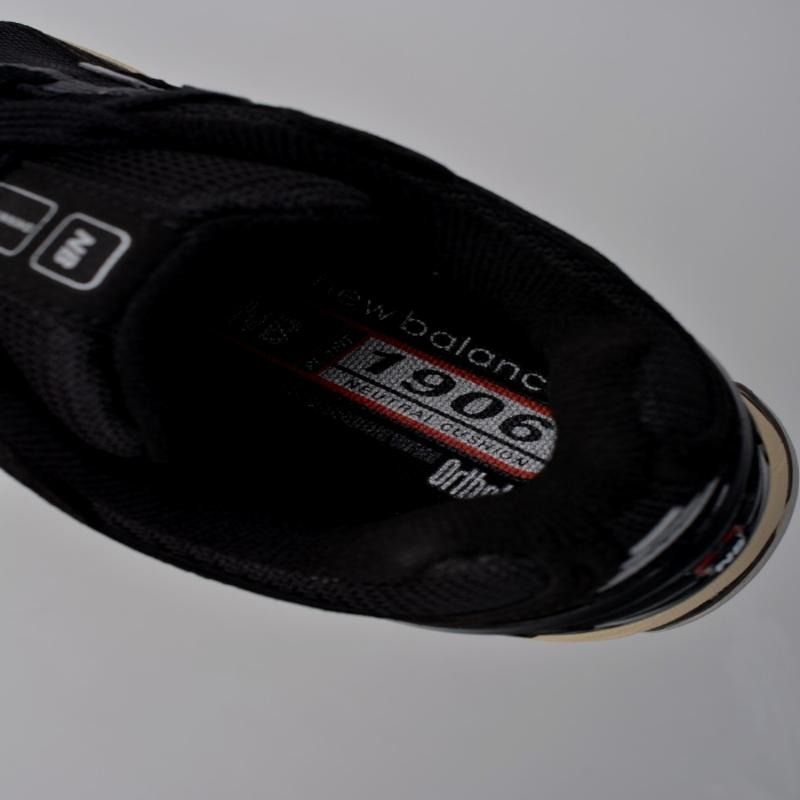 New Balance M1906系列 復古休閒老爹鞋 （分類：便服鞋）位於 Hong Kong。 由 viterosoba65881 提交（商品編號 1466289312，圖片 6）。簡介： 📌 熱門復古單品New Balance M1906系列老爹鞋，採用復古流線鞋型設計，穿搭百搭不踩雷，無論是日常通勤、行山逛街都舒適耐穿。✅ 齊全尺碼任選：36 / 36.5 / 37 / 38 / 38.5 / 39 / 40 / 40.5 / 41 / 42 / 42.5 / 43 / 44 / 45，男女都可以揀到合適的碼數。。