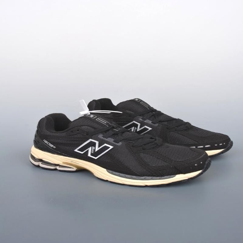 New Balance M1906系列 復古休閒老爹鞋 （分類：便服鞋）位於 Hong Kong。 由 viterosoba65881 提交（商品編號 1466289312，圖片 2）。簡介： 📌 熱門復古單品New Balance M1906系列老爹鞋，採用復古流線鞋型設計，穿搭百搭不踩雷，無論是日常通勤、行山逛街都舒適耐穿。✅ 齊全尺碼任選：36 / 36.5 / 37 / 38 / 38.5 / 39 / 40 / 40.5 / 41 / 42 / 42.5 / 43 / 44 / 45，男女都可以揀到合適的碼數。。