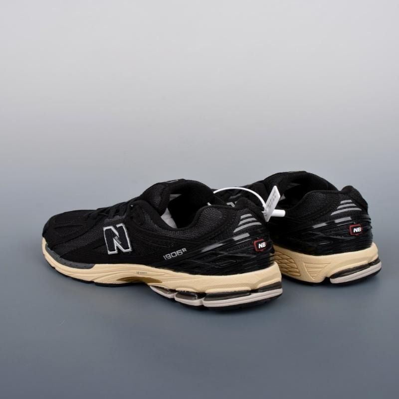 New Balance M1906系列 復古休閒老爹鞋 （分類：便服鞋）位於 Hong Kong。 由 viterosoba65881 提交（商品編號 1466289312，圖片 4）。簡介： 📌 熱門復古單品New Balance M1906系列老爹鞋，採用復古流線鞋型設計，穿搭百搭不踩雷，無論是日常通勤、行山逛街都舒適耐穿。✅ 齊全尺碼任選：36 / 36.5 / 37 / 38 / 38.5 / 39 / 40 / 40.5 / 41 / 42 / 42.5 / 43 / 44 / 45，男女都可以揀到合適的碼數。。