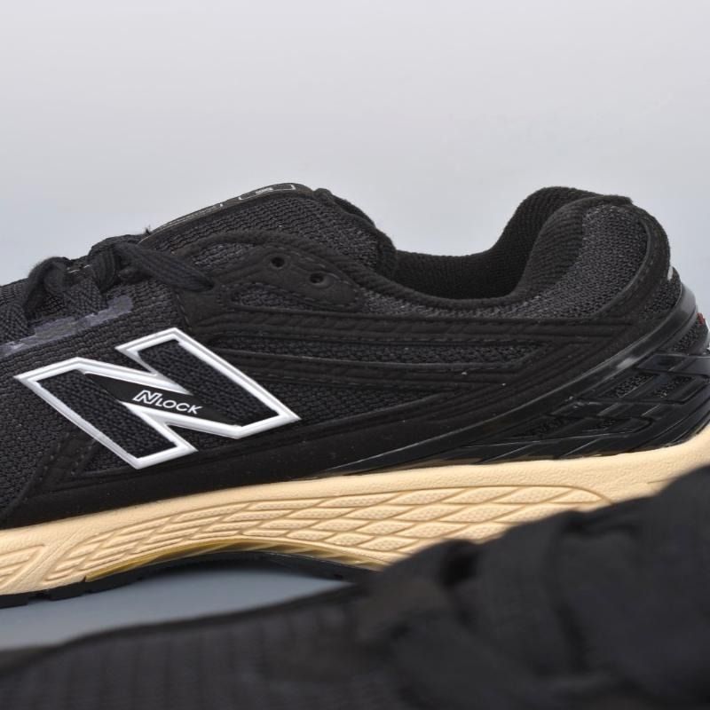 New Balance M1906系列 復古休閒老爹鞋 （分類：便服鞋）位於 Hong Kong。 由 viterosoba65881 提交（商品編號 1466289312，圖片 7）。簡介： 📌 熱門復古單品New Balance M1906系列老爹鞋，採用復古流線鞋型設計，穿搭百搭不踩雷，無論是日常通勤、行山逛街都舒適耐穿。✅ 齊全尺碼任選：36 / 36.5 / 37 / 38 / 38.5 / 39 / 40 / 40.5 / 41 / 42 / 42.5 / 43 / 44 / 45，男女都可以揀到合適的碼數。。