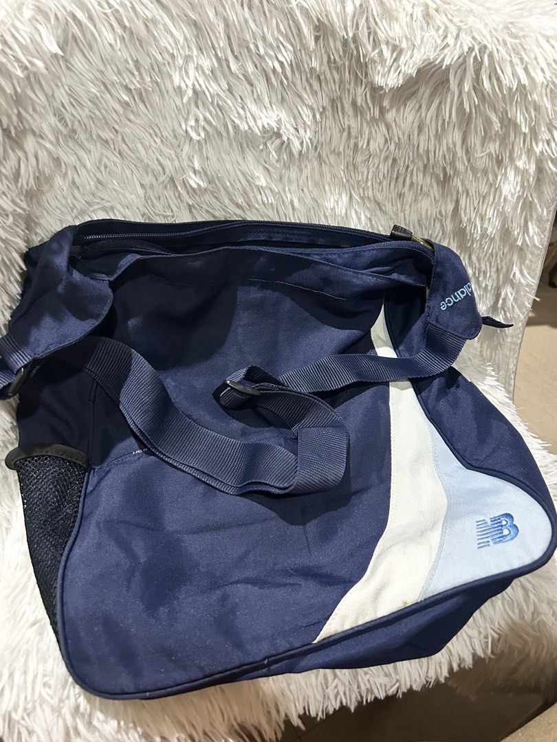 New Balance Sling Bag (Category: Sling Bags) located in Pasig City. Submitted by minminreyn (Listing ID 1466190443, Image 1). Description: New balance Sling Bag Etiketa no tastas ang strap malinis no butas sign of used natural lang sa preloved What you see is what you get Issue: Last pic .