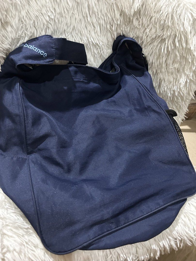 New Balance Sling Bag (Category: Sling Bags) located in Pasig City. Submitted by minminreyn (Listing ID 1466190443, Image 3). Description: New balance Sling Bag Etiketa no tastas ang strap malinis no butas sign of used natural lang sa preloved What you see is what you get Issue: Last pic .