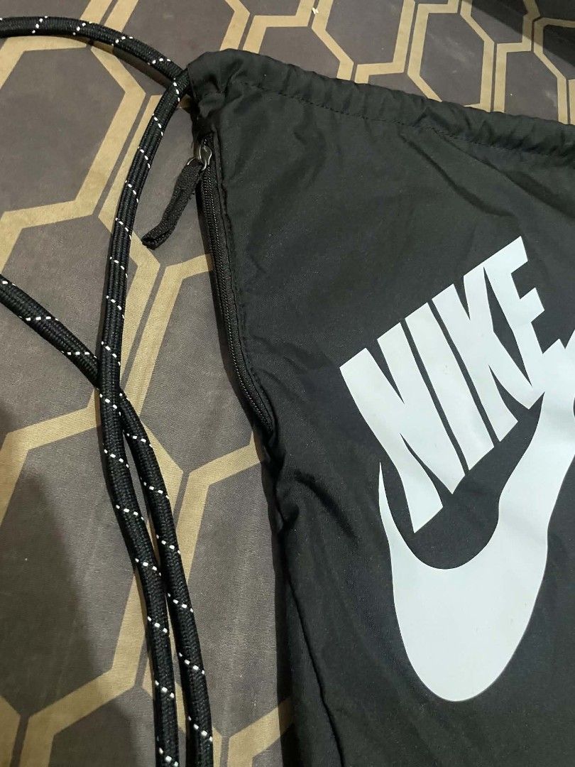 Nike (Category: Backpacks) located in Manila. Submitted by esskkeeyy_thriftzone (Listing ID 1466307312, Image 3). Description: Fresh from japan Nike Drawstring.