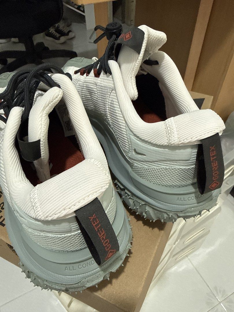 Nike ACG Mountain Fly 2 Low GTX 運動鞋 （分類：波鞋）位於 Hong Kong。 由 sillyastronaut 提交（商品編號 1466172627，圖片 2）。簡介： $550（勿議價，一律不回覆） Nike ACG Mountain Fly 2 Low GTX 戶外鞋，Phantom / Dark Smoke Grey 灰色，GORE-TEX 防水透氣。鞋底坑紋深、防滑抓地力強，行山露營或者日常行街都啱著。有原裝鞋盒，Size Men US 8 / Women US 9.5 (UK 7 / CM 26 / EUR 41)。。