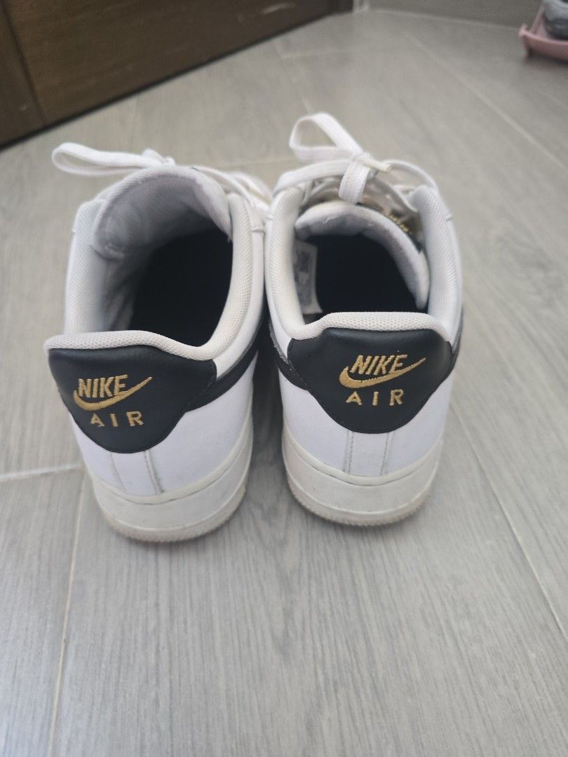 Nike Air Force 1 白黑金 （分類：波鞋）位於 Hong Kong。 由 amazingfin74115 提交（商品編號 1466196353，圖片 6）。簡介： 金色logo Air Force 炒板 。白色鞋身配黑色大 Swoosh，鞋舌同鞋頭有金色 Nike Air 標誌同 AF1 金牌仔，細節好特別。百搭款，襯牛仔褲或者運動褲都得。有興趣留低查詢。。