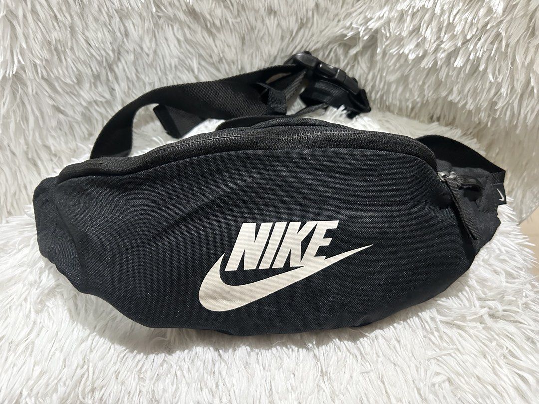 Nike Belt Bag (Category: Belt bags, Clutches and Pouches) located in Pasig City. Submitted by minminreyn (Listing ID 1466184111, Image 1). Description: Nike Beltbag No punit no butas no tastas What you see is what you get Cavite Jnt sf: 55 pesos Lalamove ikaw po ang magbook.
