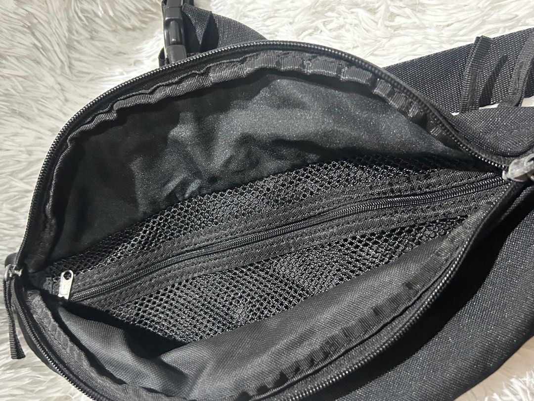 Nike Belt Bag (Category: Belt bags, Clutches and Pouches) located in Pasig City. Submitted by minminreyn (Listing ID 1466184111, Image 3). Description: Nike Beltbag No punit no butas no tastas What you see is what you get Cavite Jnt sf: 55 pesos Lalamove ikaw po ang magbook.