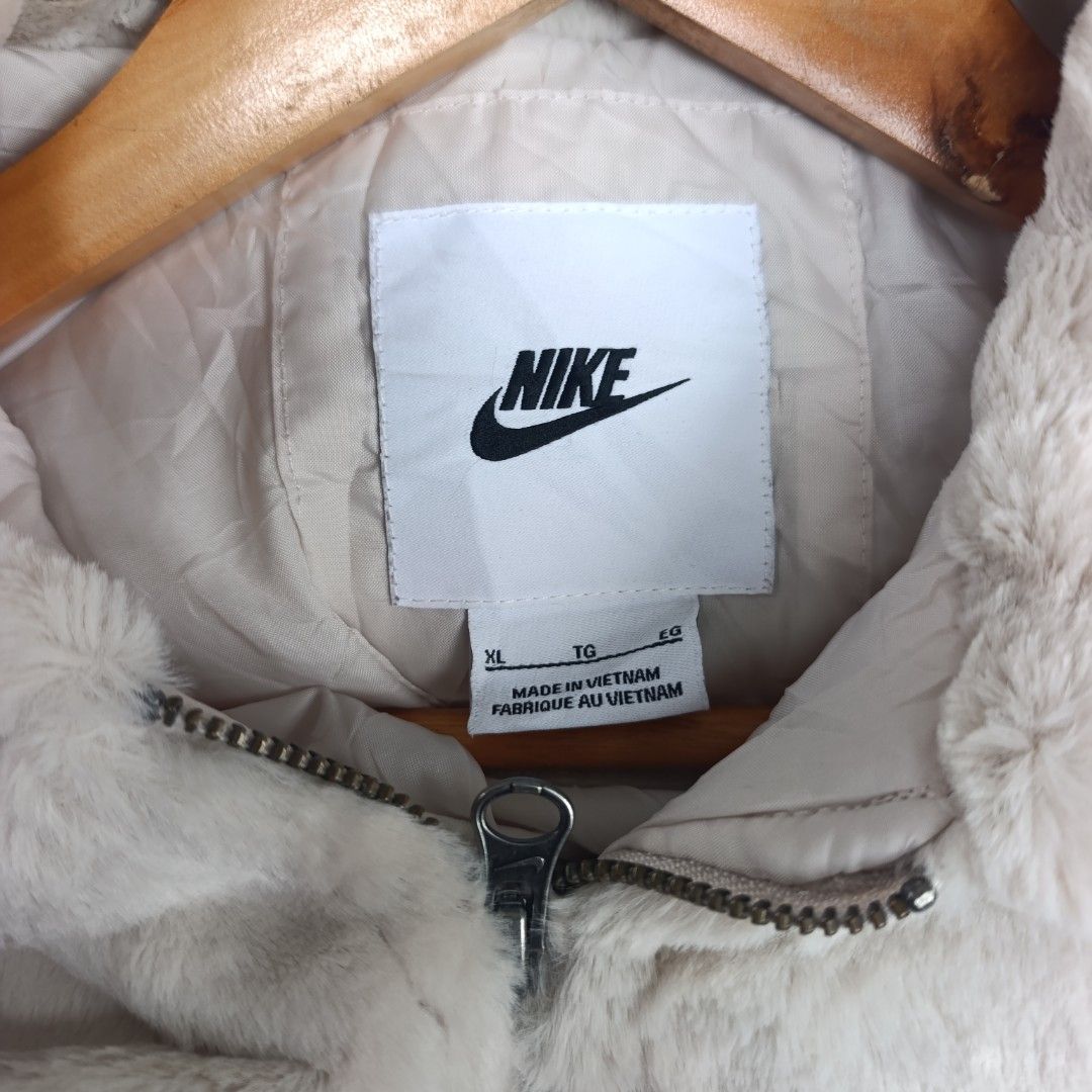 Nike Faux Fur Jacket (Category: Coats, Jackets and Outerwear) located in Aritao. Submitted by kami.seta (Listing ID 1466230808, Image 3). Description: SIZE-XL LENGTH-24 WIDTH-26½ COLOR & CONDITION-9.5/10 ISSUE-minimal stain sa loob.