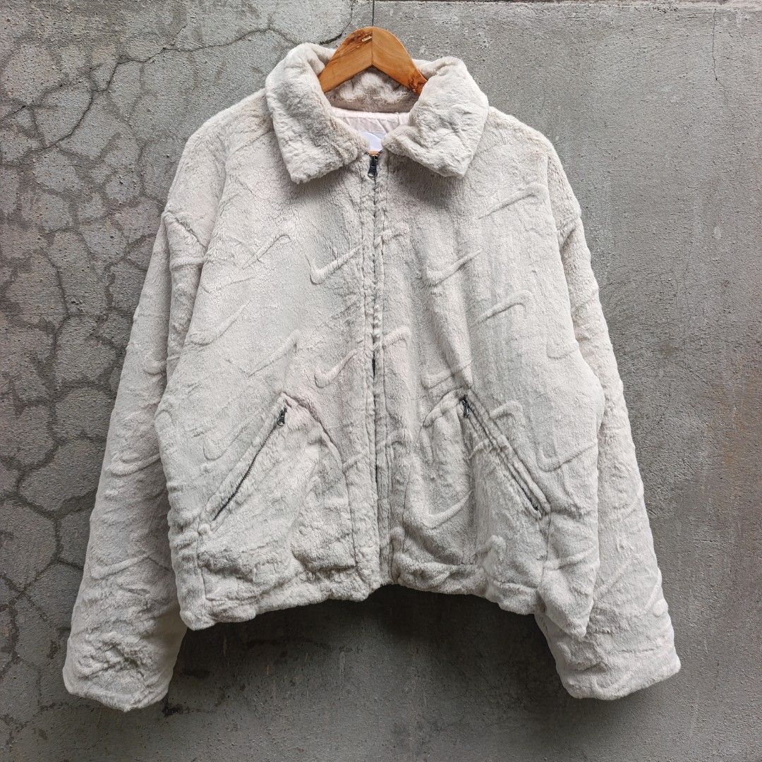 Nike Faux Fur Jacket (Category: Coats, Jackets and Outerwear) located in Aritao. Submitted by kami.seta (Listing ID 1466230808, Image 1). Description: SIZE-XL LENGTH-24 WIDTH-26½ COLOR & CONDITION-9.5/10 ISSUE-minimal stain sa loob.