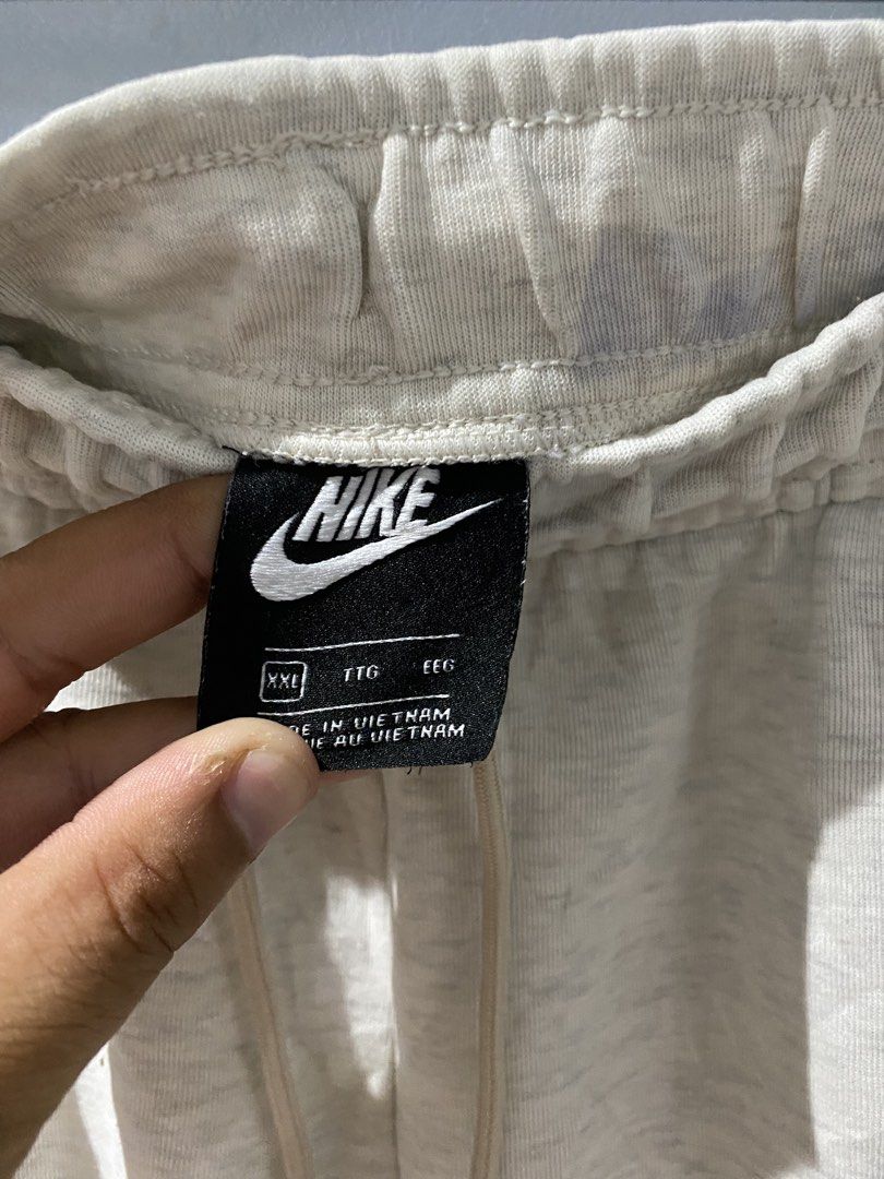 Nike Heather Grey Sweatshorts XXL (Category: Shorts) located in Bangued. Submitted by koroysthrifts (Listing ID 1466295922, Image 3). Description: - Brand: Nike 36-42x18x15 - Color: Heather Grey - Size: XXL - Material: Super comfortable fleece - Waistband: Elastic with adjustable drawstring - Pockets: Side pockets with a hidden zip pocket inside - Logo: Embroidered white Nike logo on left leg - Condition: Clean tag attached inside - Best for: Lou