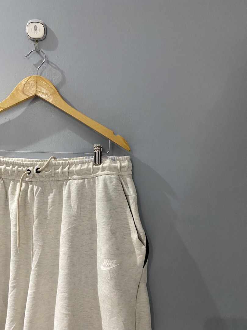 Nike Heather Grey Sweatshorts XXL (Category: Shorts) located in Bangued. Submitted by koroysthrifts (Listing ID 1466295922, Image 1). Description: - Brand: Nike 36-42x18x15 - Color: Heather Grey - Size: XXL - Material: Super comfortable fleece - Waistband: Elastic with adjustable drawstring - Pockets: Side pockets with a hidden zip pocket inside - Logo: Embroidered white Nike logo on left leg - Condition: Clean tag attached inside - Best for: Lou