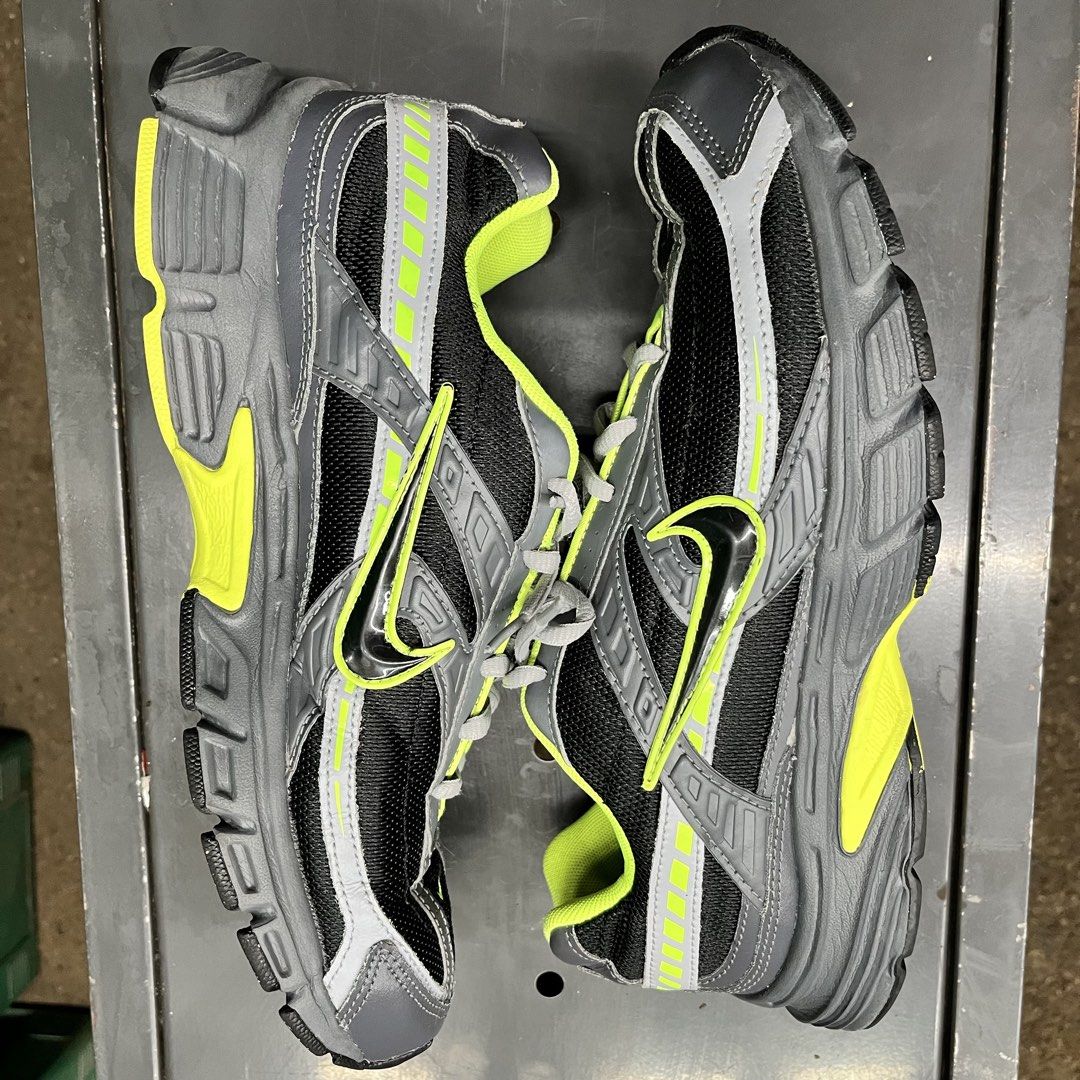 Nike Initiator (Category: Sneakers) located in Valencia. Submitted by yaku_lux (Listing ID 1466282157, Image 2). Description: Nike initiator in grey, black, and volt. Features a chunky midsole, durable mesh and synthetic leather upper, and solid rubber grip. Excellent Condition See pics for full details. .