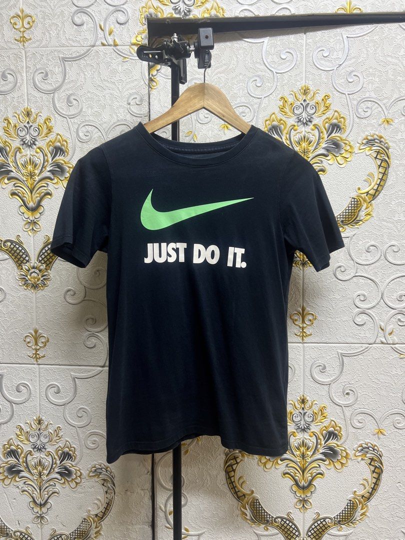 Nike Just Do It Black T-Shirt (Category: Tshirts & Polo Shirts ) located in Manila. Submitted by irenekaren57943 (Listing ID 1466209979, Image 1). Description: 𒊹︎𝐍𝐢𝐤𝐞 𝐒𝐡𝐢𝐫𝐭 ➤ 𝐒𝐦𝐚𝐥𝐥 - 𝐌𝐞𝐝𝐢𝐮𝐦 ➤ 𝟗.𝟓 | 𝐄𝐱𝐜𝐞𝐥𝐥𝐞𝐧𝐭 ➤ 𝐈𝐬𝐬𝐮𝐞: 𝐌𝐢𝐧𝐢𝐦𝐚𝐥 𝐁𝐥𝐞𝐚𝐜𝐡 𝐒𝐭𝐚𝐢𝐧 𝐬𝐚 𝐛𝐚𝐜𝐤𝐡𝐢𝐭! .