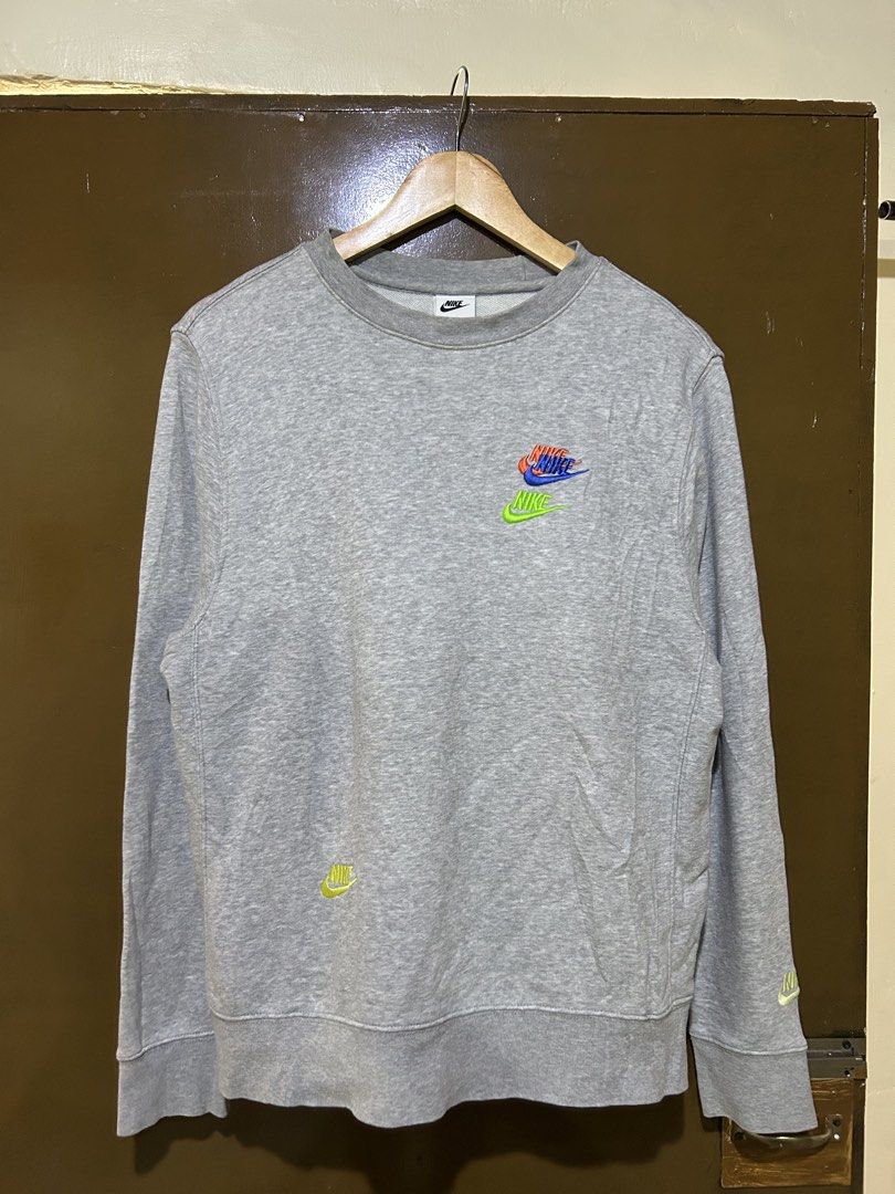 Nike Longsleeves Multi Logo (Category: Coats, Jackets and Outerwear) located in Cavite. Submitted by jointhrift17 (Listing ID 1466193742, Image 1). Description: Size Small Excellent condition No issue .