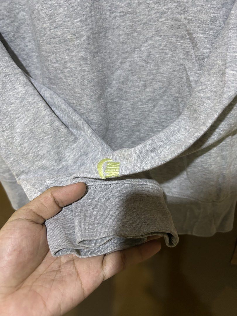 Nike Longsleeves Multi Logo (Category: Coats, Jackets and Outerwear) located in Cavite. Submitted by jointhrift17 (Listing ID 1466193742, Image 2). Description: Size Small Excellent condition No issue .