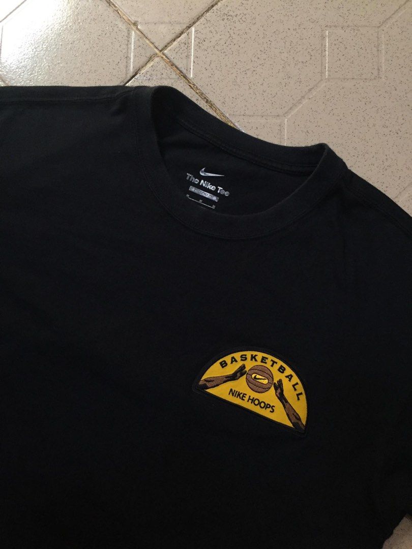 Nike Max90 Basketball Shirt (Category: Tshirts & Polo Shirts ) located in Manila. Submitted by a.stmngo (Listing ID 1466168900, Image 2). Description: Size medium on tag ‘Loose fit’ Width 21.5 inches Length 27.5 inches Excellent Condition 📍Manage your expectation. Item is thrifted. 📍Nagcarlan, Laguna Php DM 📲.