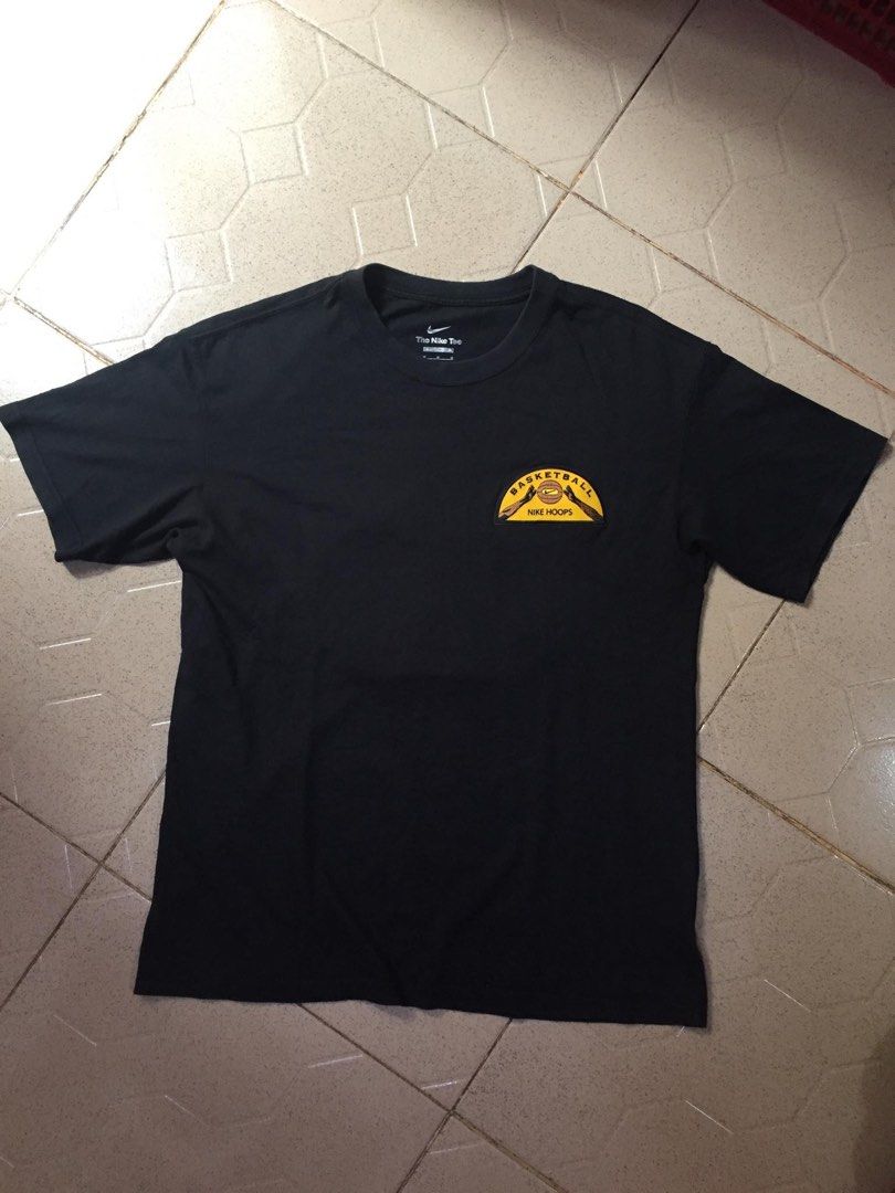 Nike Max90 Basketball Shirt (Category: Tshirts & Polo Shirts ) located in Manila. Submitted by a.stmngo (Listing ID 1466168900, Image 1). Description: Size medium on tag ‘Loose fit’ Width 21.5 inches Length 27.5 inches Excellent Condition 📍Manage your expectation. Item is thrifted. 📍Nagcarlan, Laguna Php DM 📲.