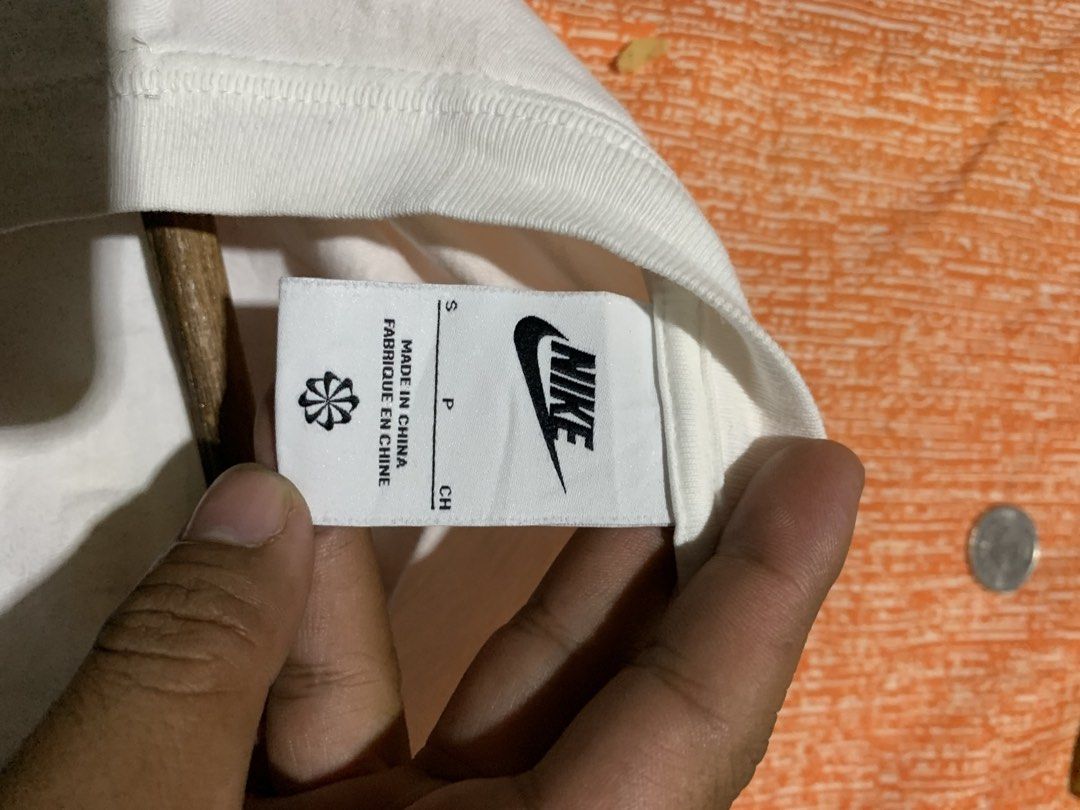 NIKE MID EMBROID SWOOSH WHITE TEE (Category: Tshirts & Polo Shirts ) located in Bulacan. Submitted by aaron_garrucho15 (Listing ID 1466322541, Image 3). Description: Dimes: 20W x 26L Color rate: 9.7/10 - Brand: Nike - Color: White with embroidered black swoosh - Size: Small - Material: 100% cotton - Fit: Classic casual fit - Condition: Excellent / Pre-loved - Perfect for everyday styling and easy pairing.