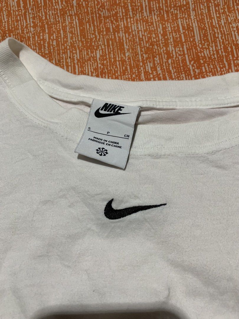 NIKE MID EMBROID SWOOSH WHITE TEE (Category: Tshirts & Polo Shirts ) located in Bulacan. Submitted by aaron_garrucho15 (Listing ID 1466322541, Image 2). Description: Dimes: 20W x 26L Color rate: 9.7/10 - Brand: Nike - Color: White with embroidered black swoosh - Size: Small - Material: 100% cotton - Fit: Classic casual fit - Condition: Excellent / Pre-loved - Perfect for everyday styling and easy pairing.