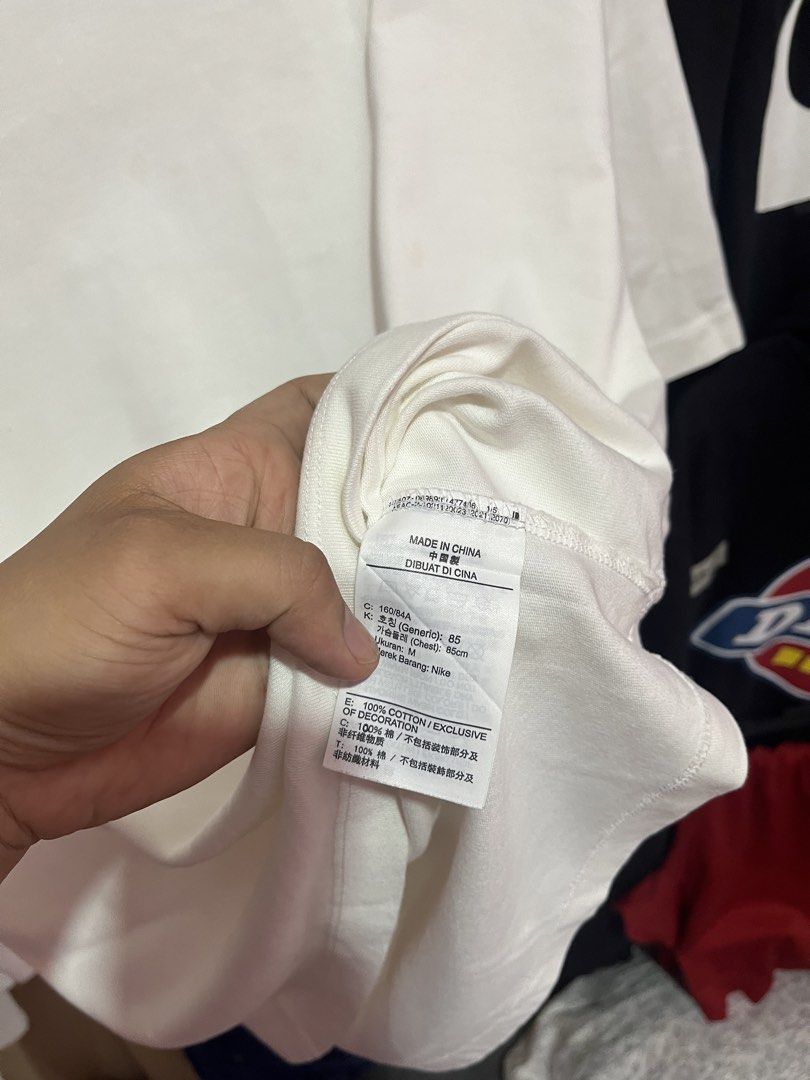 NIKE Mid swoosh (Category: Tshirts & Polo Shirts ) located in Ipil. Submitted by cris_1999_fire (Listing ID 1466282679, Image 3). Description: Nike mid swoosh Width: 22.5 Length: 28 Excellent Need wash.