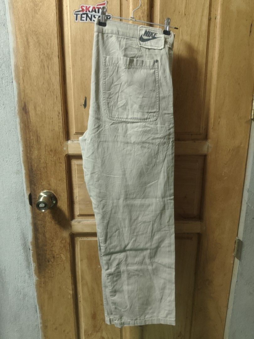 Nike Pants size 36 (Category: Chinos) located in Tuguegarao City. Submitted by xiraaaaa (Listing ID 1466274937, Image 1). Description: issue hem.