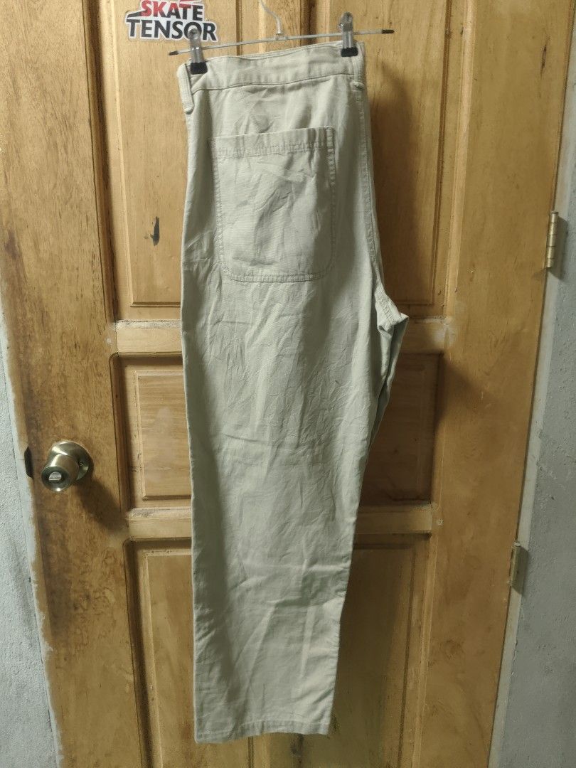 Nike Pants size 36 (Category: Chinos) located in Tuguegarao City. Submitted by xiraaaaa (Listing ID 1466274937, Image 2). Description: issue hem.