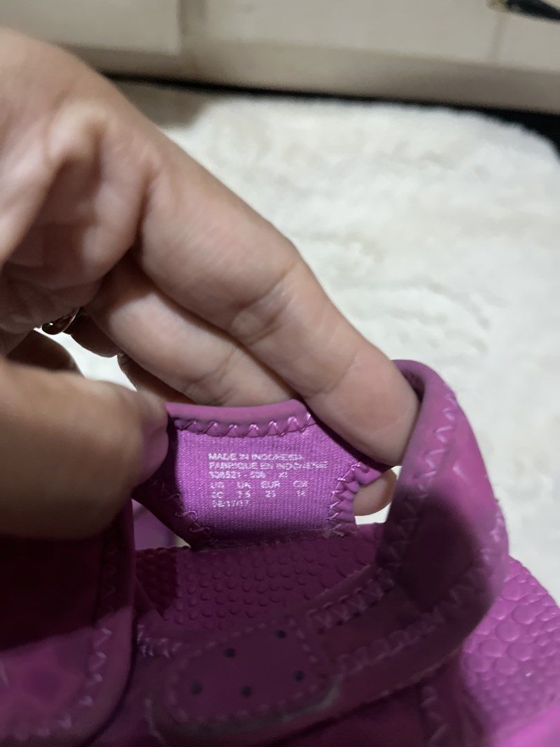 Nike Pink Kids Sandals (Category: Babies & Kids Fashion) located in Carmona. Submitted by abimeng08 (Listing ID 1466302008, Image 3). Description: - Brand: Nike - Color: Bright pink - Secure fit with adjustable velcro top and back heel straps - Textured footbed and patterned rubber outsole for better grip - Easy slip-on style, ideal for everyday wear - size: UK:7.5, US:8C,EUR:25.