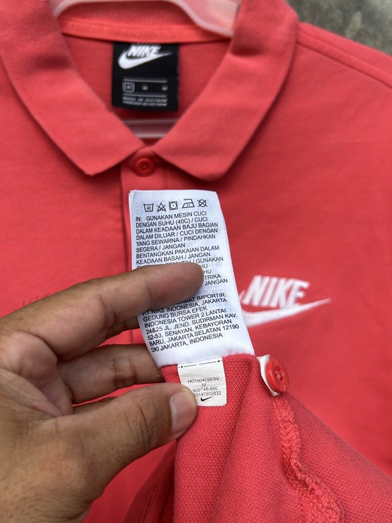 Nike Polo Tee (Category: Tshirts & Polo Shirts ) located in Tuguegarao City. Submitted by 2giefinds (Listing ID 1466254444, Image 3). Description: Size: MEDIUM on tag *BEST FIT (LARGE) Dimes: W:21.5 x L:28 Condition: Excellent Color Rate: 10/10 Issue: ❌.
