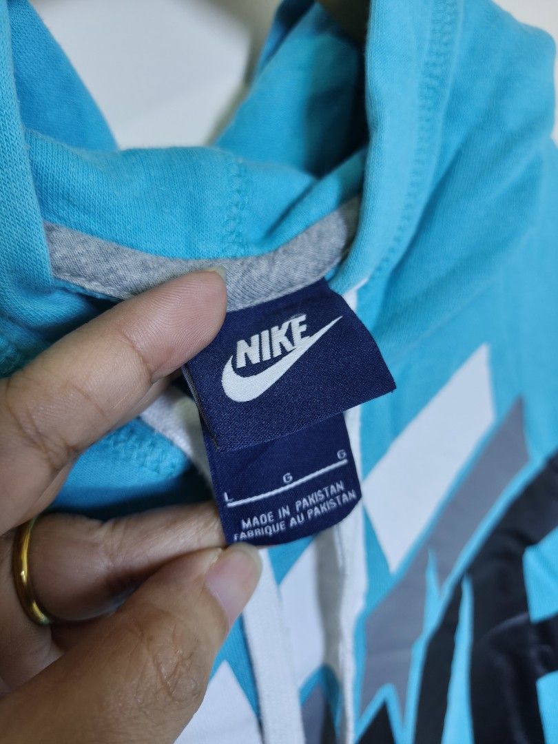 NIKE PULLOVER HOODIE - unisex (Category: Coats, Jackets and Outerwear) located in Morong. Submitted by katiesmodernthrift (Listing ID 1466325968, Image 3). Description: ‎📍 AUTHENTICITY HAS BEEN VERIFIED BY THE SELLER. ‎ ‎📍 GUARANTEED VINTAGE AND ORIGINAL. ‎ ‎📍 ALL PHOTOS WERE PERSONALLY PROVIDED BY THE SELLER WITHOUT ANY FILTERS. ‎ ‎📍 WE ONLY USE LIGHTING EQUIPMENT. ‎ ‎❤THANK YOU SO MUCH❤ ‎🔆🔆 Katie’s Modern Thrift 🔆🔆.