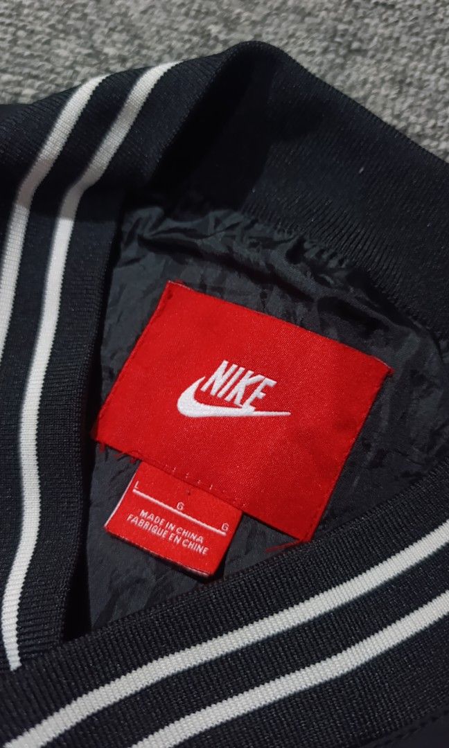 NIKE QUARTER VARSITY BUTTONS OVERSIZED,XL (Category: Coats, Jackets and Outerwear) located in Tumauini. Submitted by patricktag49926 (Listing ID 1466156641, Image 3). Description: .
