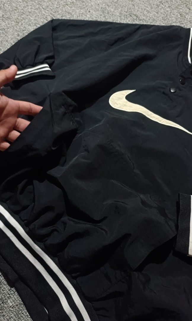 NIKE QUARTER VARSITY BUTTONS OVERSIZED,XL (Category: Coats, Jackets and Outerwear) located in Tumauini. Submitted by patricktag49926 (Listing ID 1466156641, Image 2). Description: .