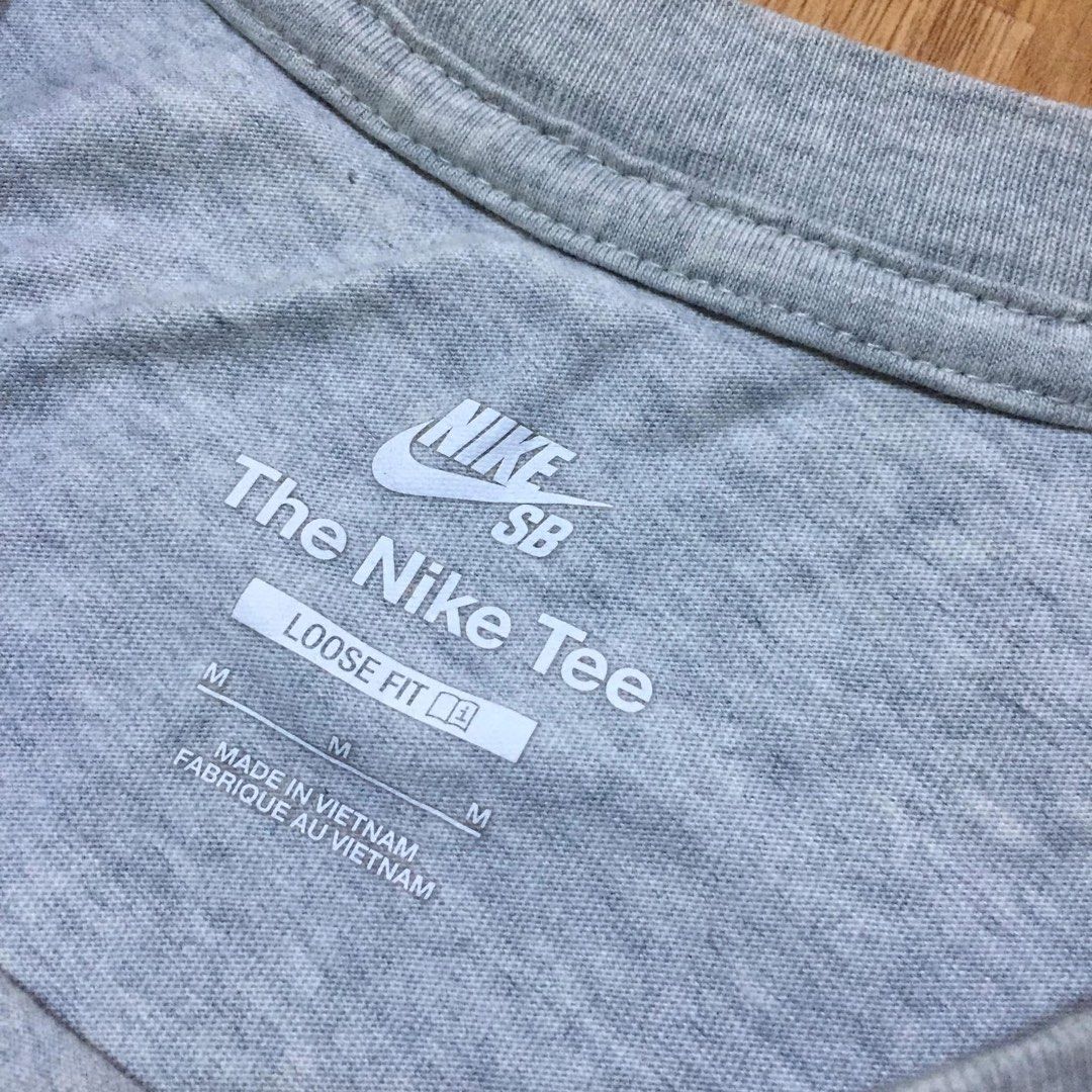 Nike SB The Nike Tee Gray Graphic Print Medium (Category: Tshirts & Polo Shirts ) located in Manila. Submitted by stmngo (Listing ID 1466168901, Image 2). Description: NIKE SB TEE Size Medium on tag ‘Loose Fit’ 22 inches width 29 inches length Needwash Good condition 📍Manage your expectation. Item is thrifted. 📍Nagcarlan, Laguna .