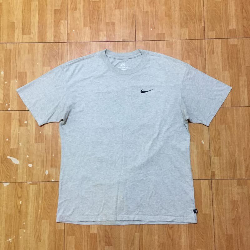 Nike SB The Nike Tee Gray Graphic Print Medium (Category: Tshirts & Polo Shirts ) located in Manila. Submitted by stmngo (Listing ID 1466168901, Image 1). Description: NIKE SB TEE Size Medium on tag ‘Loose Fit’ 22 inches width 29 inches length Needwash Good condition 📍Manage your expectation. Item is thrifted. 📍Nagcarlan, Laguna .