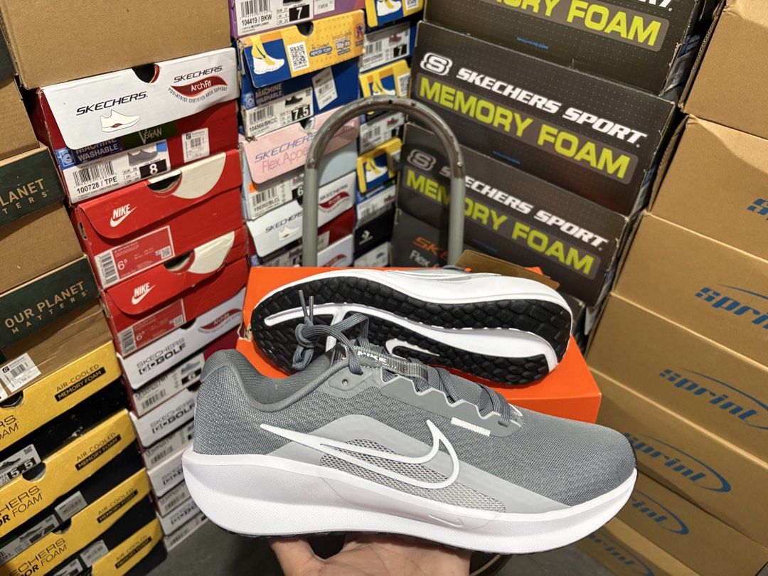 NIKE SHOES FOR MEN (Category: Sneakers) located in Manila. Submitted by renalyn1994 (Listing ID 1466297682, Image 1). Description: 100% BRANDNEW 100% ORIGINAL SIZE:9.5 MENS .