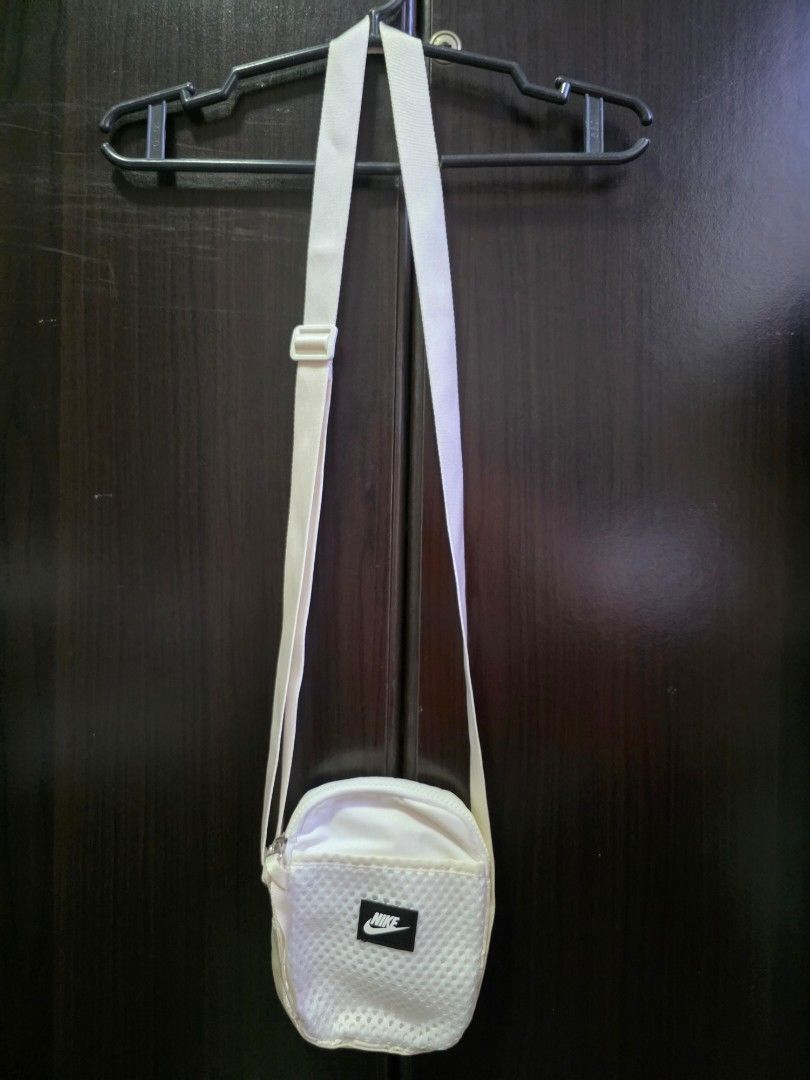 Nike sling bag (Category: Sling Bags) located in Manila. Submitted by pvjay (Listing ID 1466162821, Image 2). Description: .