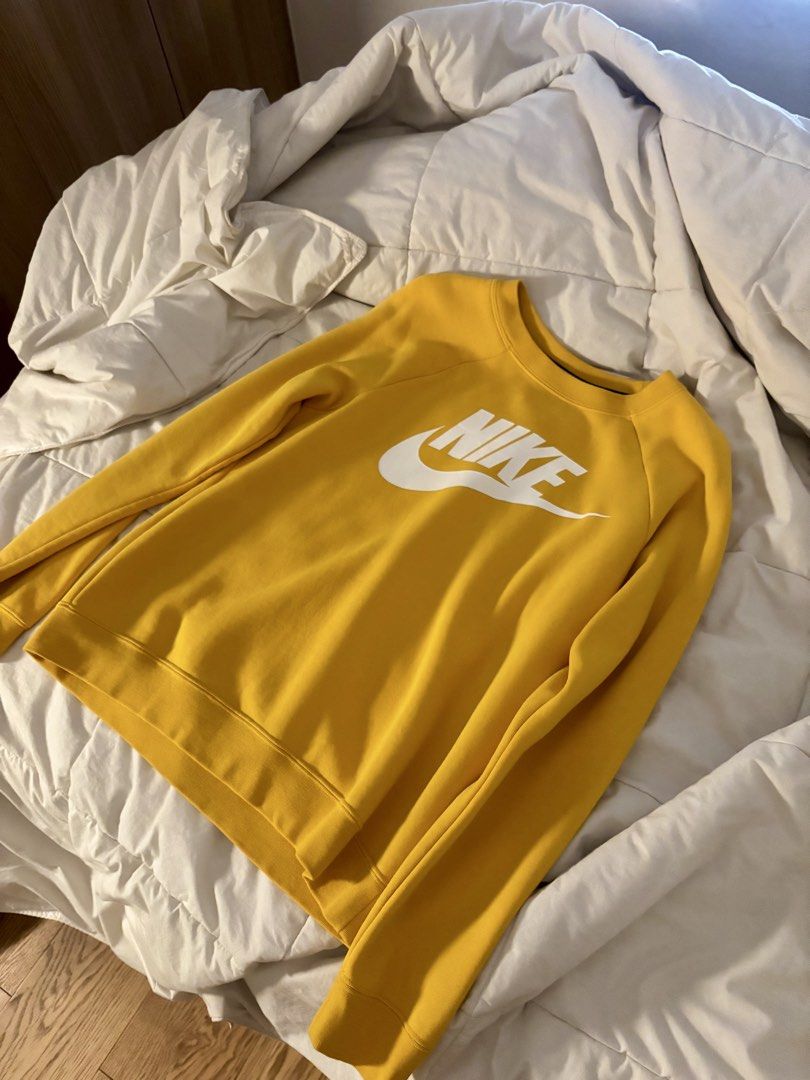 nike sweater (Category: Coats, Jackets and Outerwear) located in Quezon City. Submitted by sphtyu (Listing ID 1466194579, Image 1). Description: no flaws.