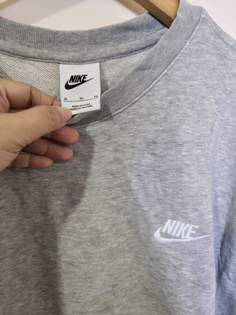 NIKE SWEATSHIRT - MEN'S SWEATSHIRT (Category: Coats, Jackets and Outerwear) located in Morong. Submitted by katiesmodernthrift (Listing ID 1466332902, Image 3). Description: ‎📍 AUTHENTICITY HAS BEEN VERIFIED BY THE SELLER. ‎ ‎📍 GUARANTEED VINTAGE AND ORIGINAL. ‎ ‎📍 ALL PHOTOS WERE PERSONALLY PROVIDED BY THE SELLER WITHOUT ANY FILTERS. ‎ ‎📍 WE ONLY USE LIGHTING EQUIPMENT. ‎ ‎❤THANK YOU SO MUCH❤ ‎🔆🔆 Katie’s Modern Thrift 🔆🔆.