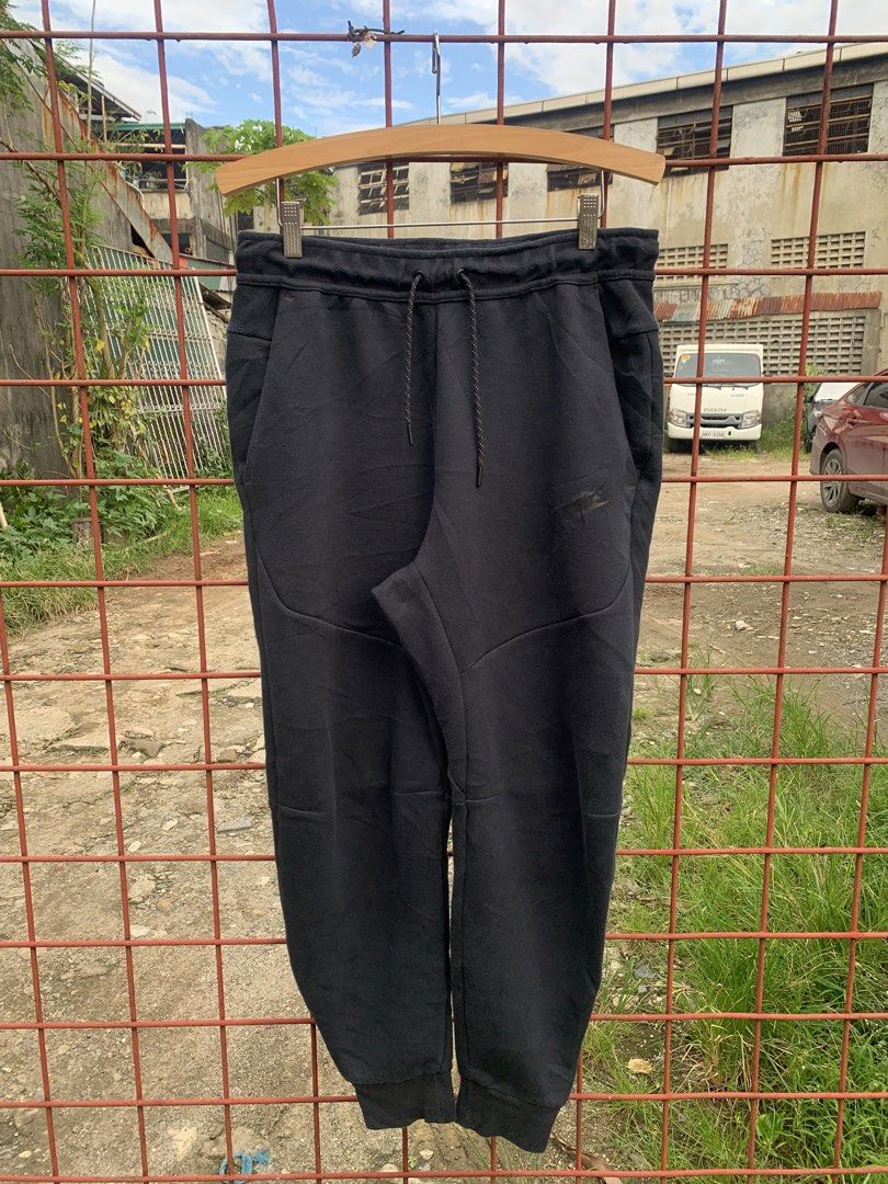 Nike Tech Fleece Black Pants (Category: Joggers) located in Valenzuela. Submitted by thriftpings0 (Listing ID 1466177345, Image 1). Description: No issue Excellent condition Size medium on tag Complete tags.